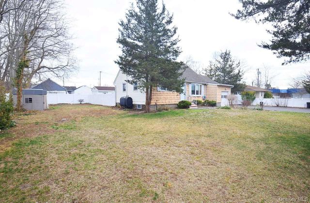 3 Windus Drive, Shirley, NY 11967