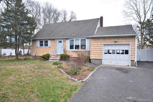 3 Windus Drive, Shirley, NY 11967