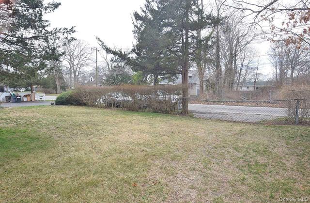 3 Windus Drive, Shirley, NY 11967