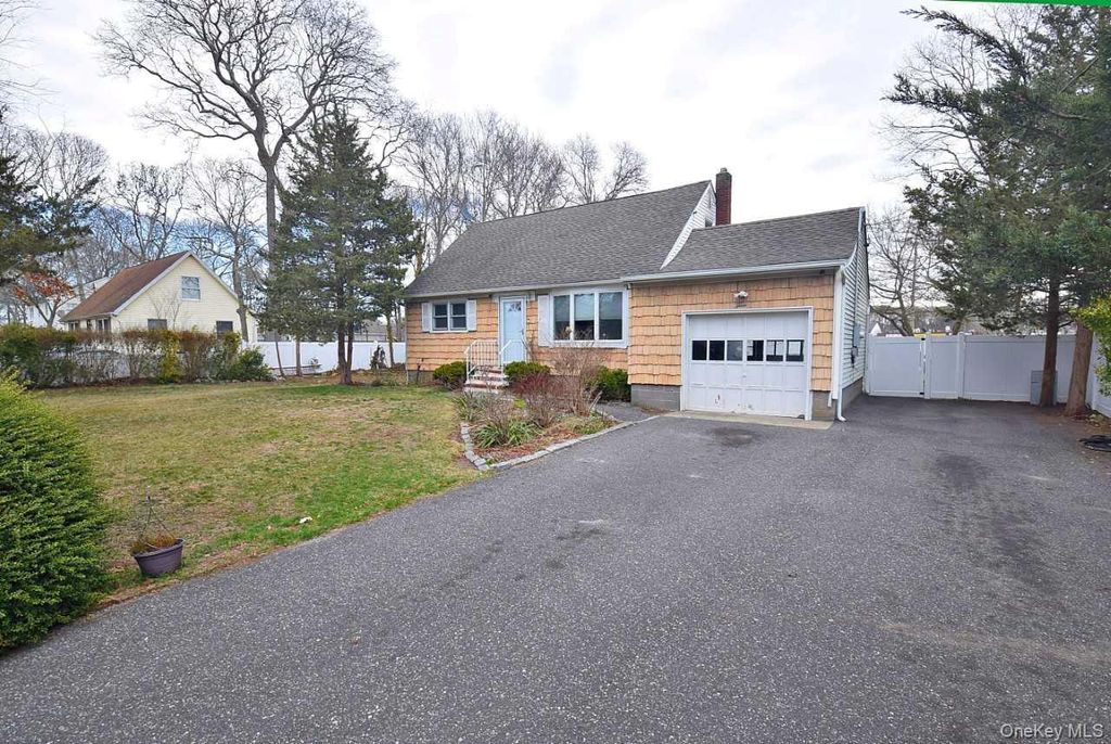 3 Windus Drive, Shirley, NY 11967