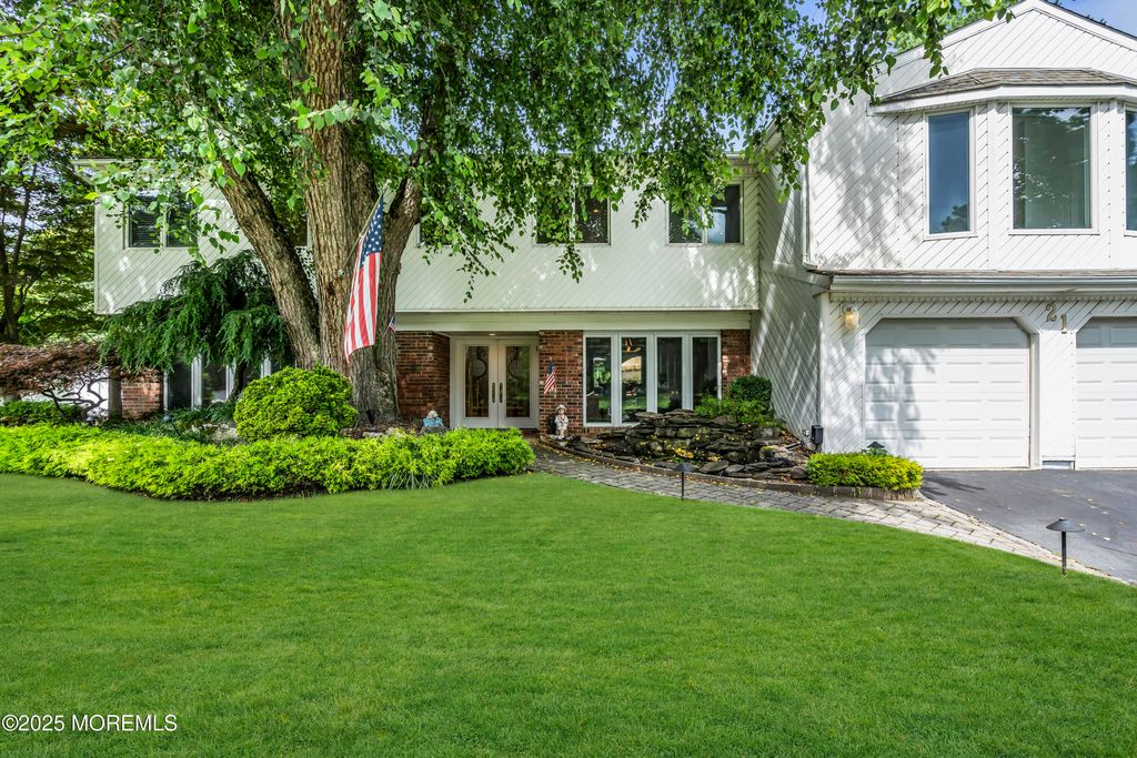 21 Alberta Drive, Marlboro, NJ 07746