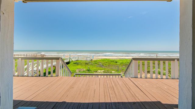 101 Stanek Drive, Surfside Beach, TX 77541