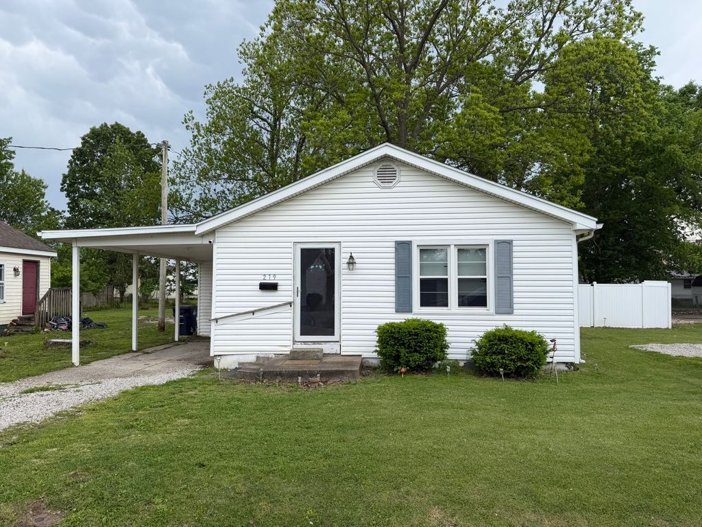 Image 1 of property listing at 219 E Williams Street, Salem, IL 62881