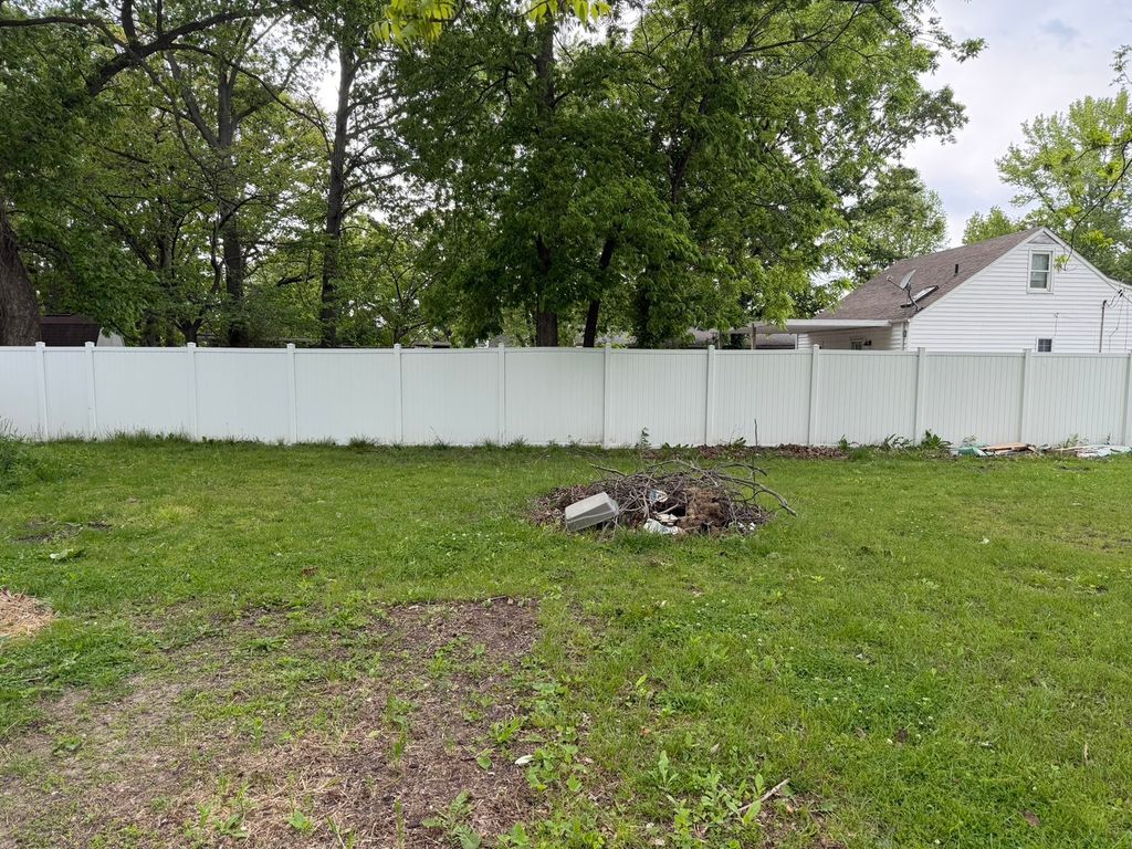Image 2 of property listing at 219 E Williams Street, Salem, IL 62881