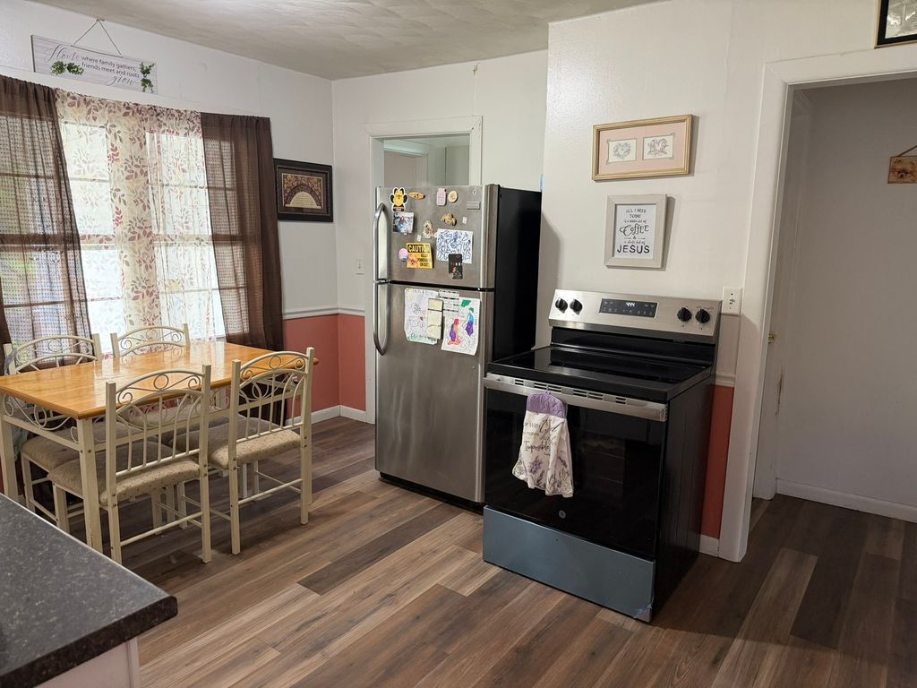 Image 3 of property listing at 219 E Williams Street, Salem, IL 62881