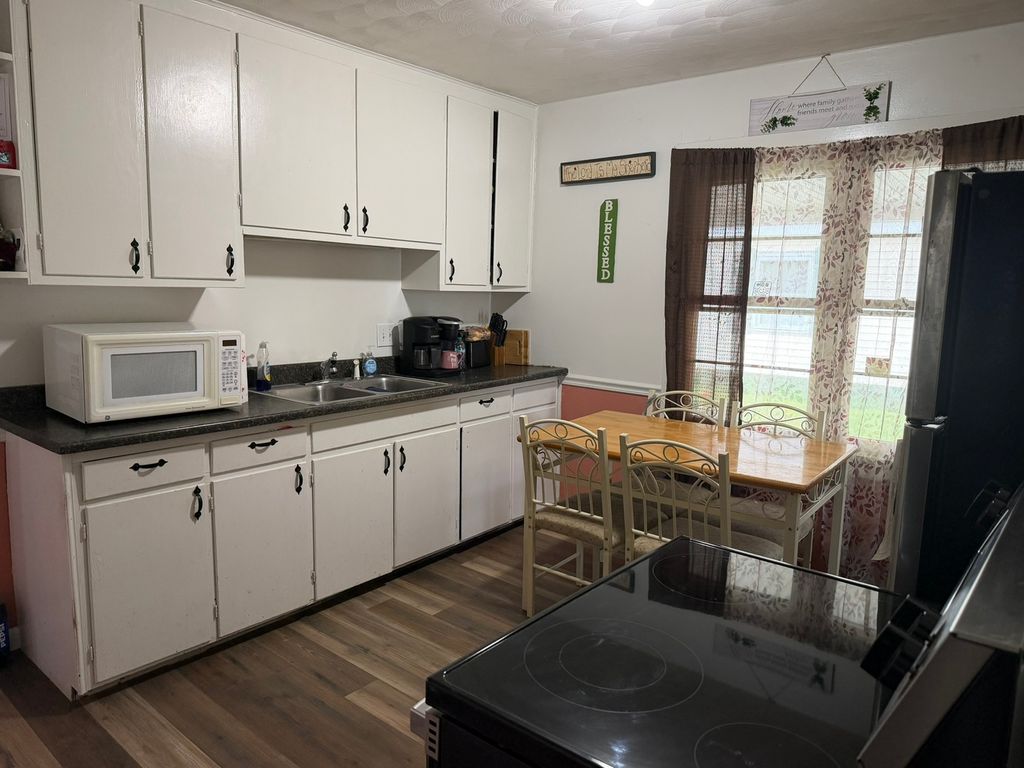 Image 4 of property listing at 219 E Williams Street, Salem, IL 62881