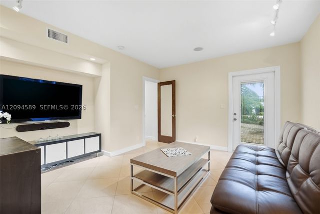 521 N Victoria Park Rd, Fort Lauderdale, FL 33301