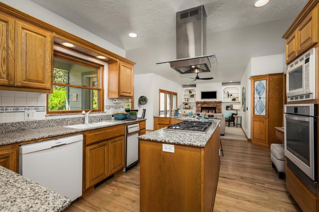 5790 Stanley Dr, Auburn, CA 95602