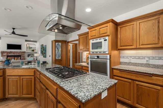 5790 Stanley Dr, Auburn, CA 95602