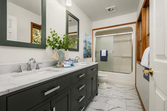 5790 Stanley Dr, Auburn, CA 95602