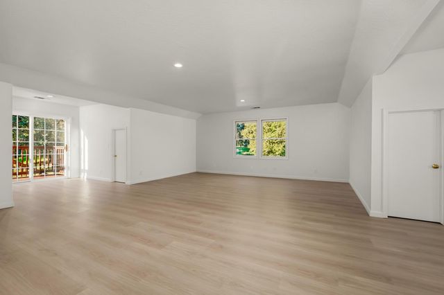 5790 Stanley Dr, Auburn, CA 95602