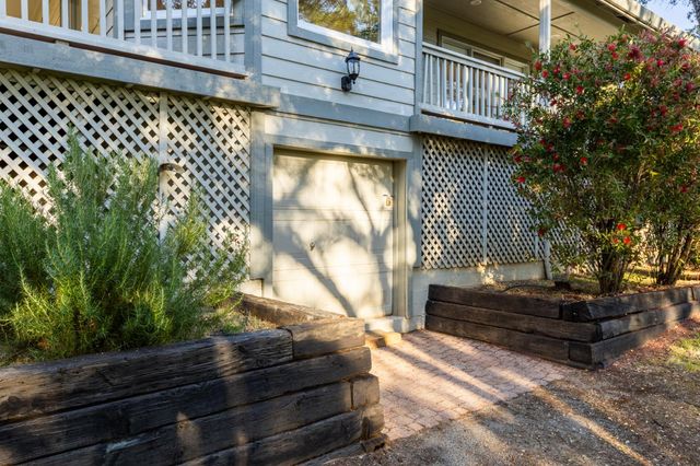 5790 Stanley Dr, Auburn, CA 95602