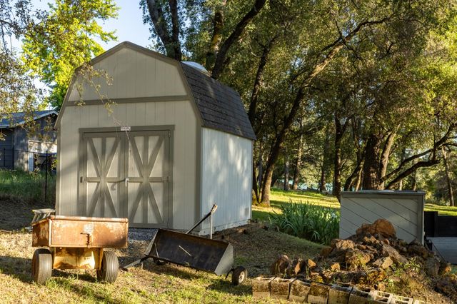 5790 Stanley Dr, Auburn, CA 95602