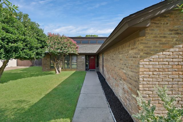 1023 Auburn Drive, Arlington, TX 76012