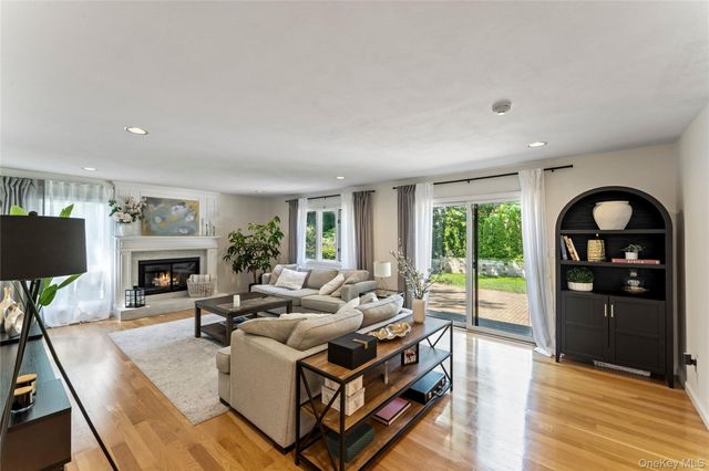 8 Bolton Drive, Manhasset, NY 11030