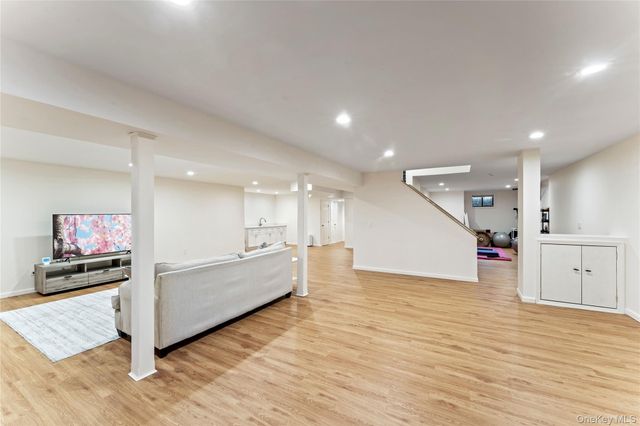 8 Bolton Drive, Manhasset, NY 11030