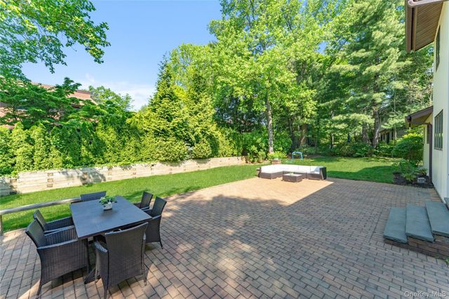 8 Bolton Drive, Manhasset, NY 11030