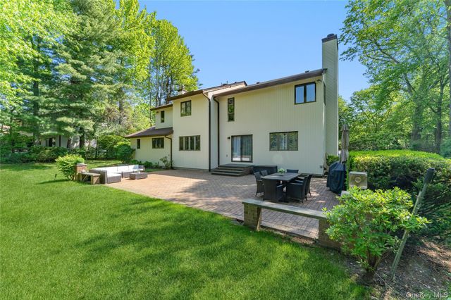 8 Bolton Drive, Manhasset, NY 11030