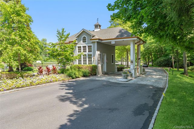 8 Bolton Drive, Manhasset, NY 11030