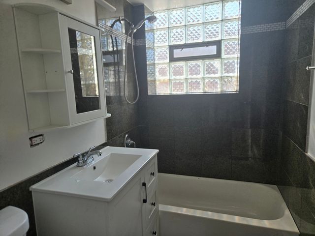 4976 N MILWAUKEE Avenue 103, Chicago, IL 60630