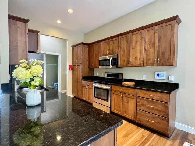 1617 SE Valley Bluffs Dr, Minot, ND 58701