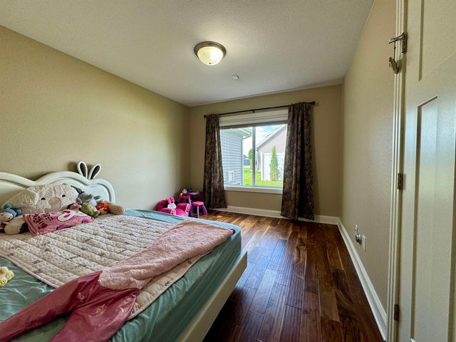 1617 SE Valley Bluffs Dr, Minot, ND 58701