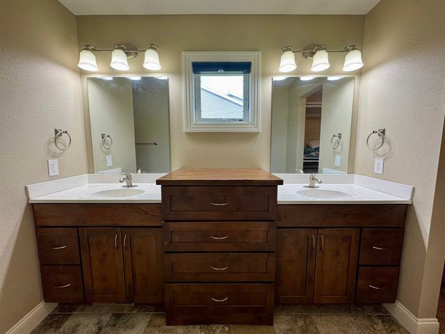 1617 SE Valley Bluffs Dr, Minot, ND 58701