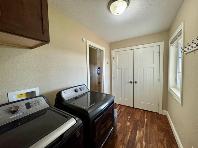 1617 SE Valley Bluffs Dr, Minot, ND 58701
