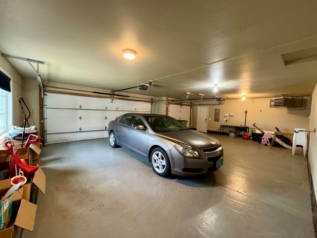 1617 SE Valley Bluffs Dr, Minot, ND 58701