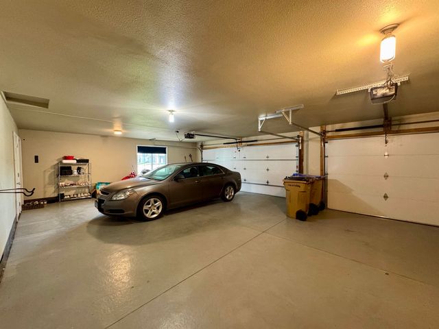 1617 SE Valley Bluffs Dr, Minot, ND 58701