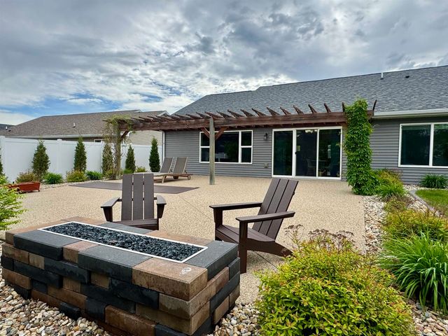 1617 SE Valley Bluffs Dr, Minot, ND 58701