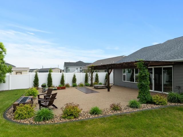 1617 SE Valley Bluffs Dr, Minot, ND 58701