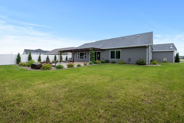 1617 SE Valley Bluffs Dr, Minot, ND 58701