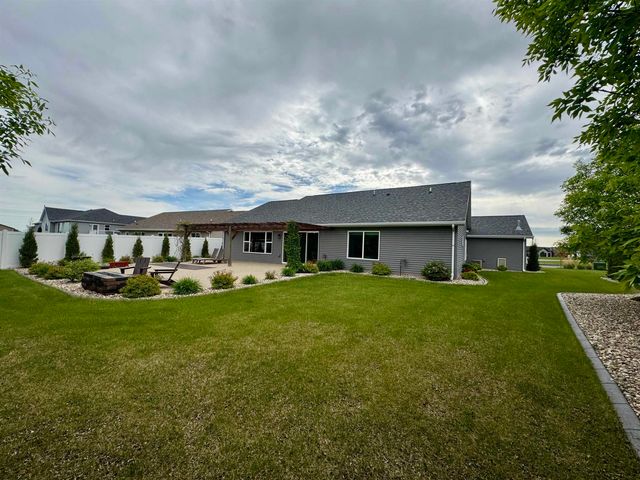1617 SE Valley Bluffs Dr, Minot, ND 58701