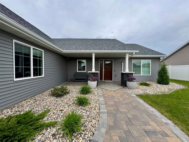 1617 SE Valley Bluffs Dr, Minot, ND 58701