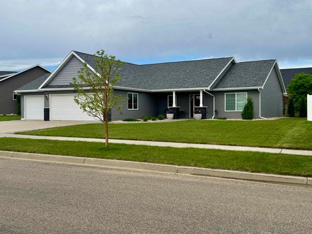 1617 SE Valley Bluffs Dr, Minot, ND 58701