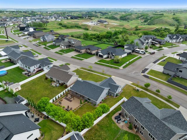 1617 SE Valley Bluffs Dr, Minot, ND 58701