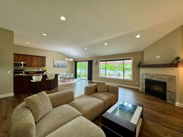 1617 SE Valley Bluffs Dr, Minot, ND 58701