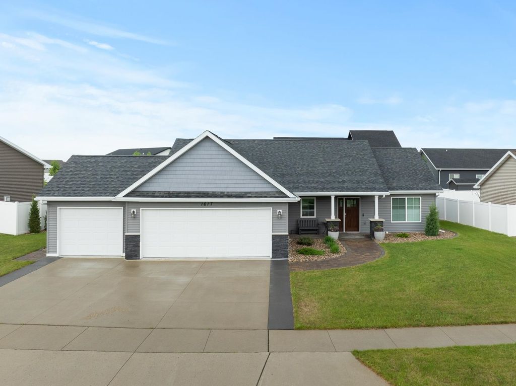 1617 SE Valley Bluffs Dr, Minot, ND 58701