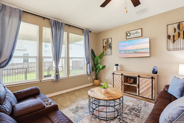 302 SHADOW TER, Universal City, TX 78148