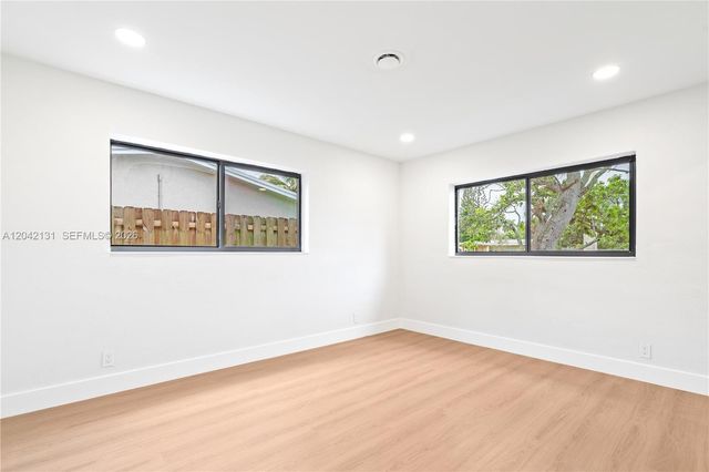 5890 NW 15th St, Sunrise, FL 33313