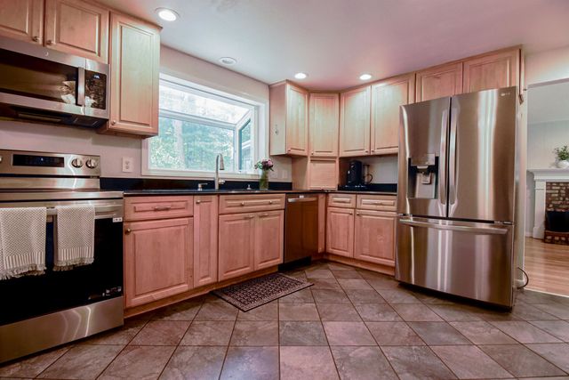 16 Century Road, Nashua, NH 03064