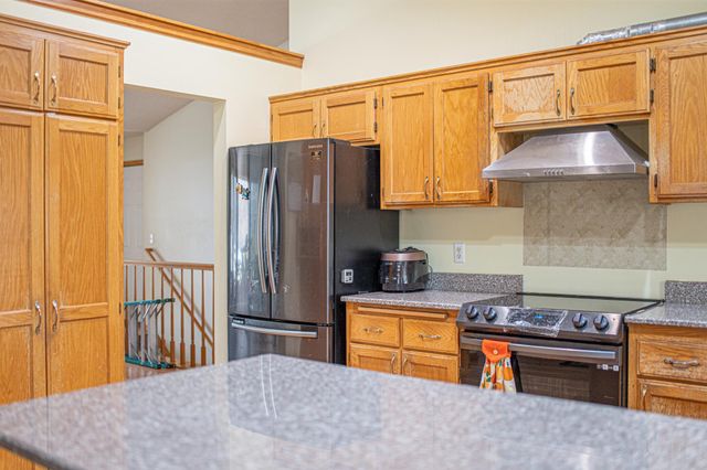 1242 Myrtle Street N, Maplewood, MN 55119