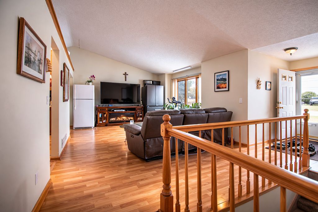 1242 Myrtle Street N, Maplewood, MN 55119