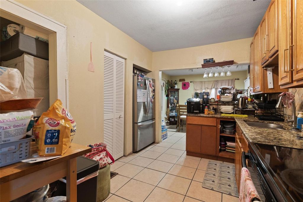 Image 6 of property listing at Address unavailable.