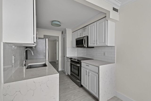 3800 Washington Road 712, West Palm Beach, FL 33405