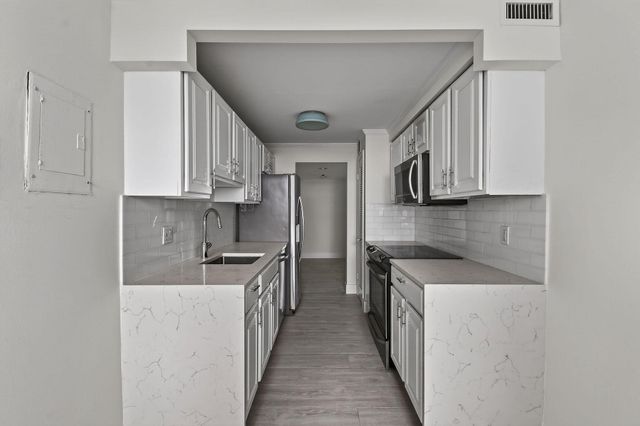 3800 Washington Road 712, West Palm Beach, FL 33405