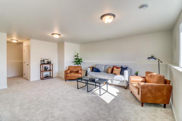 6736 Selkirk Drive S, Fargo, ND 58104