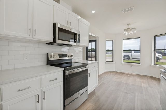 1905 Lakeview Drive, Grand Prairie, TX 75051