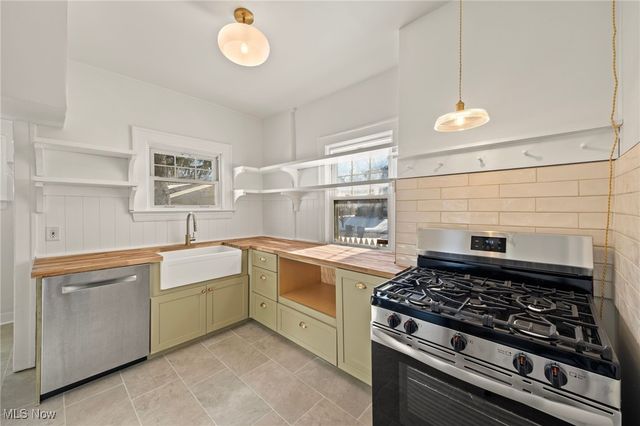 1061 Greyton Road, Cleveland Heights, OH 44112